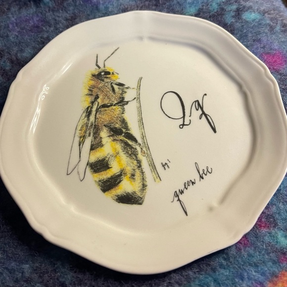 🐝rare🐝Anthropologie Linea Carta Monogram Canapé Plate Q Queen Bee - Picture 2 of 4